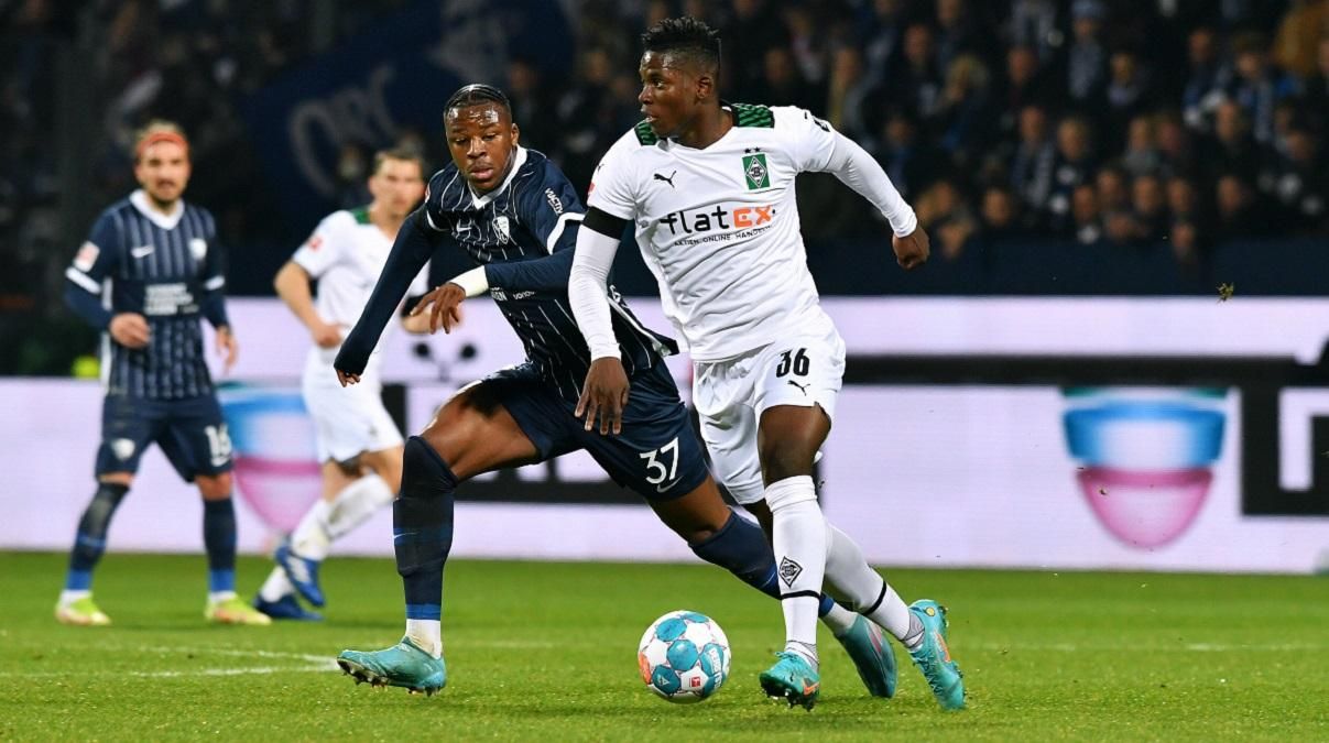 Бутылкой прямо в голову: матч Бундеслиги остановили из-за нападения на судью - 24 канал Спорт Бутылкой прямо в голову: матч Бундеслиги остановили из-за нападения на судью - 24 канал Спорт