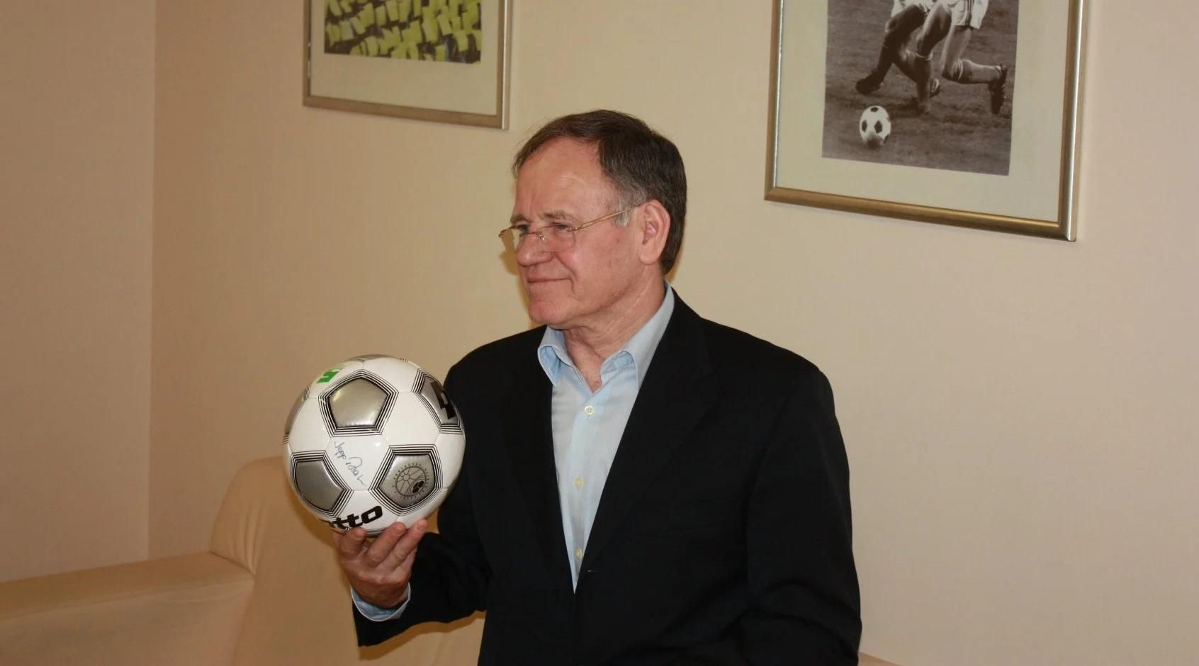 Сам би взяв автомат, – легенда Динамо Сабо у 82 роки готовий воювати проти Росії - 24 канал Спорт Сам би взяв автомат, – легенда Динамо Сабо у 82 роки готовий воювати проти Росії - 24 канал Спорт