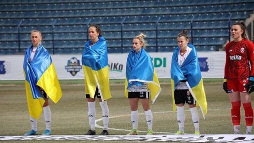 Футболистки национальной сборной вышли с флагами Украины на матчи в Турции и Италии