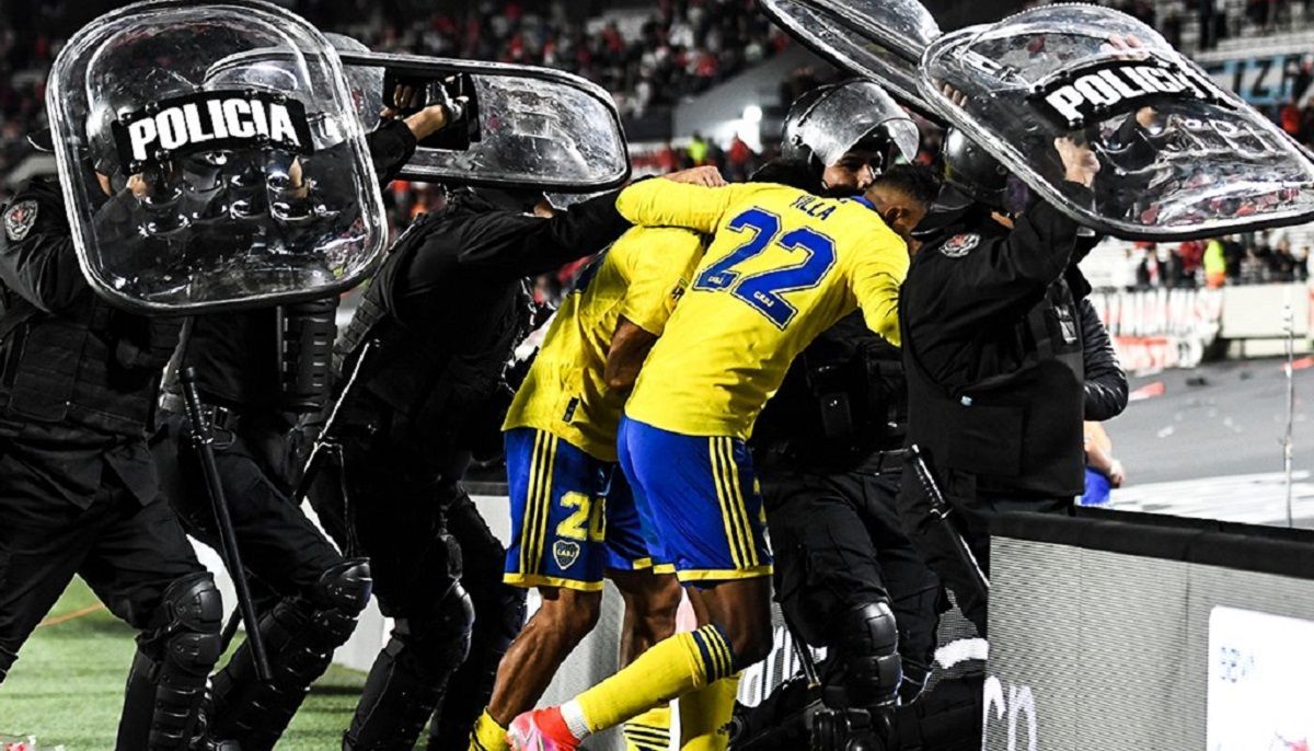 Футболисты в Аргентине бежали с поля под щитами полиции: все из-за разъяренных фанатов - 24 канал Спорт