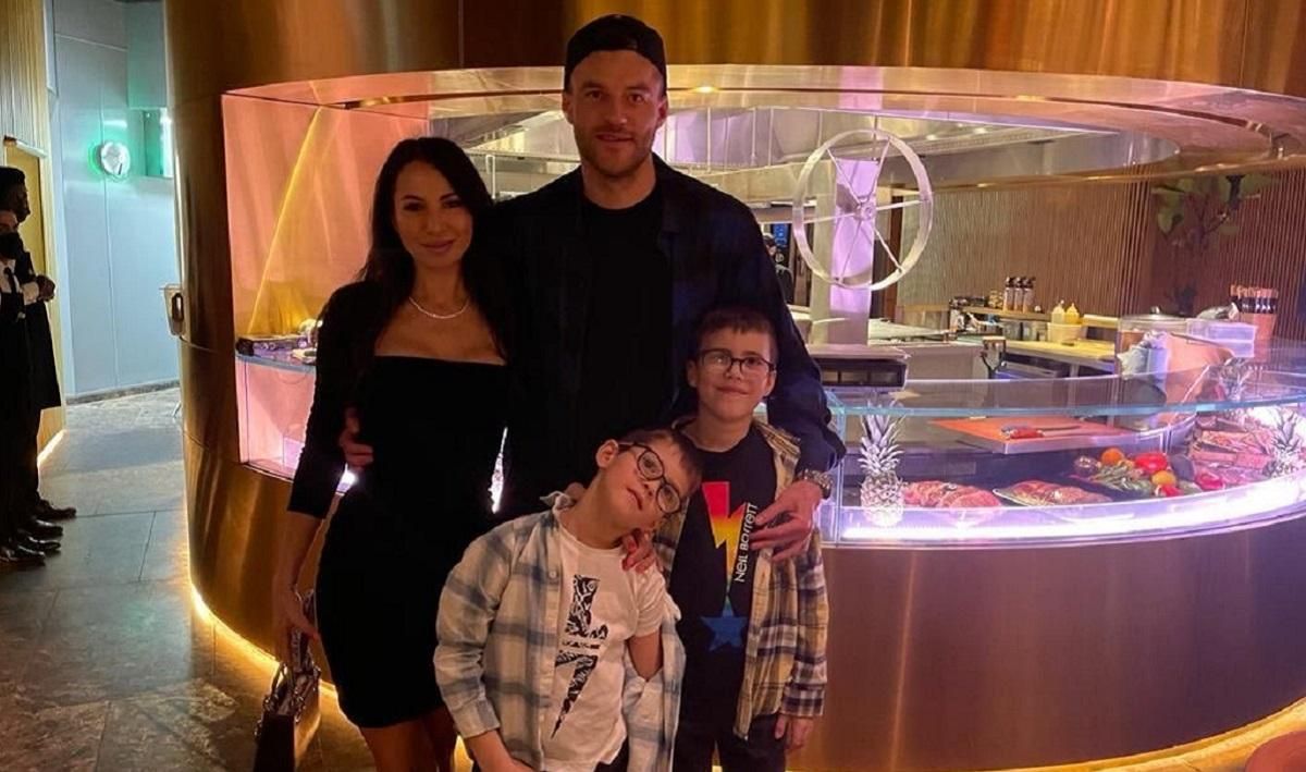 "Мне хотелось удариться головой в стенку": семья Ярмоленко за день до войны приехала в Киев - 24 канал Спорт "Мне хотелось удариться головой в стенку": семья Ярмоленко за день до войны приехала в Киев - 24 канал Спорт