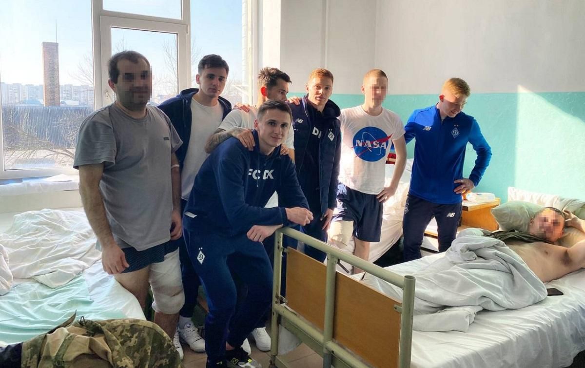 Футболісти Динамо відвідали поранених військових у госпіталі: зворушливі фото - 24 канал Спорт