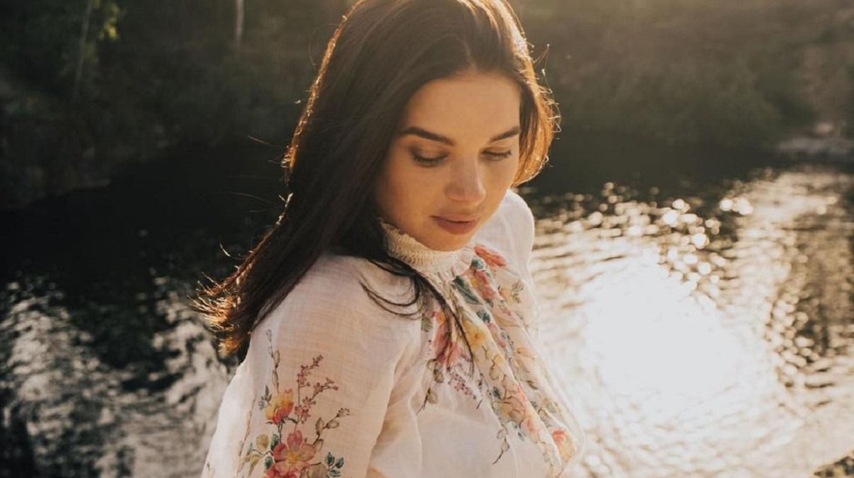 Жена Усика вышла на мирную акцию в поддержку Украины: фото из Чехии - 24 канал Спорт Жена Усика вышла на мирную акцию в поддержку Украины: фото из Чехии - 24 канал Спорт