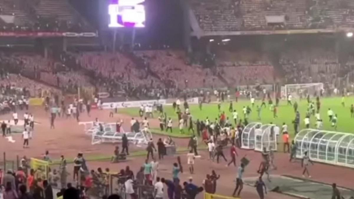 Фанаты сборной Нигерии разгромили стадион после невыхода на ЧМ: видео дикого поведения - 24 канал Спорт