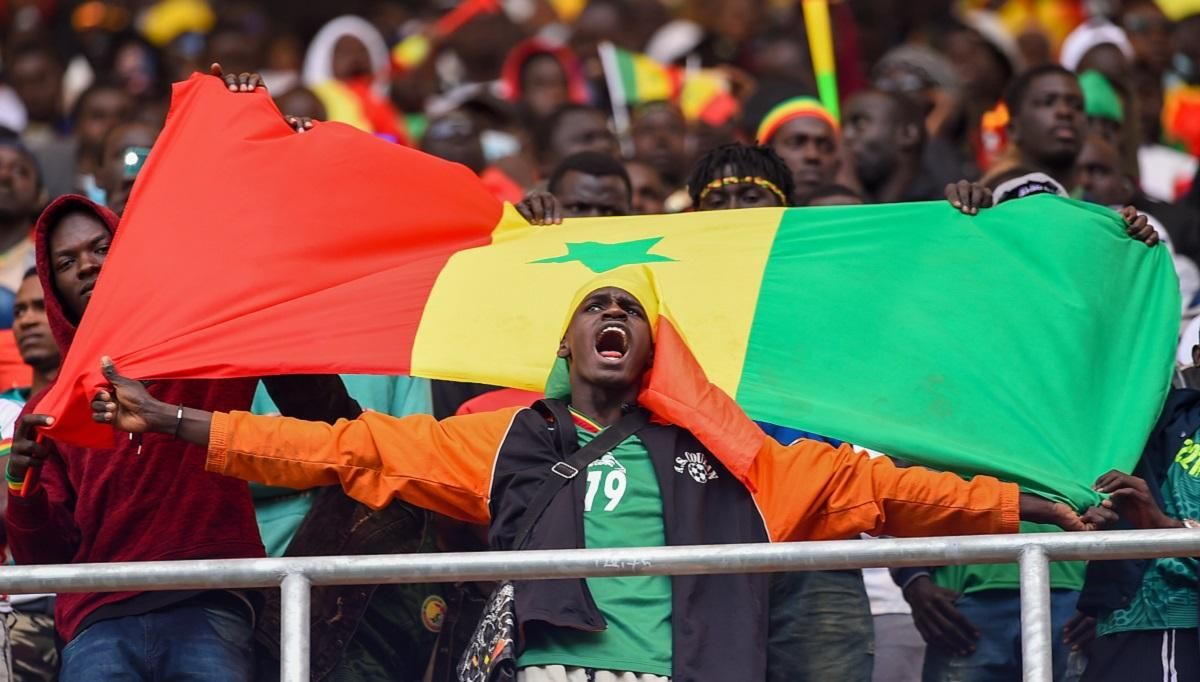 Фанати Сенегалу влаштували лазерну атаку гравцям Єгипту у відборі на ЧС-2022: відео з гри - 24 канал Спорт