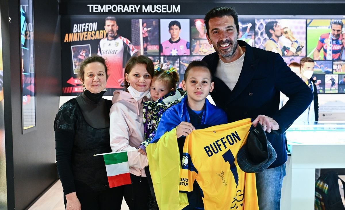 Семья украинских беженцев посетила матч Пармы: Буффона лично пригласил семью - 24 канал Спорт Семья украинских беженцев посетила матч Пармы: Буффона лично пригласил семью - 24 канал Спорт