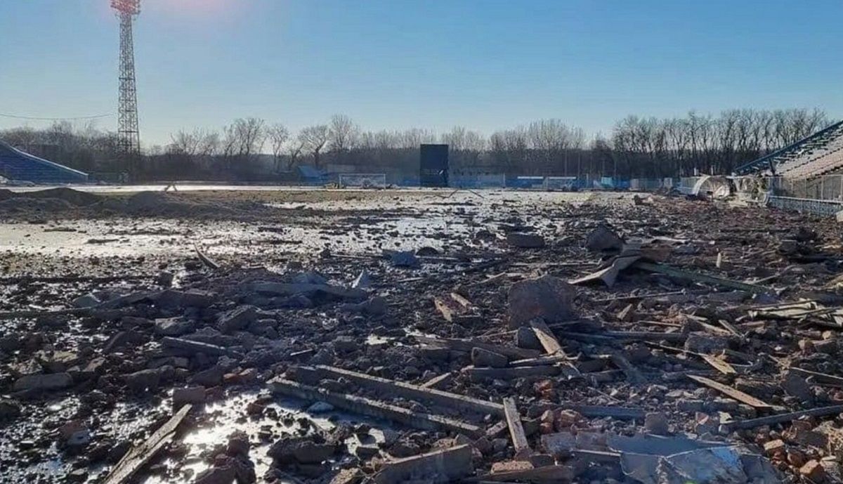 Вирви глибиною 6 метрів: жахливі фото розбитого стадіону Десни після приходу "асвабадітєлєй" - 24 канал Спорт