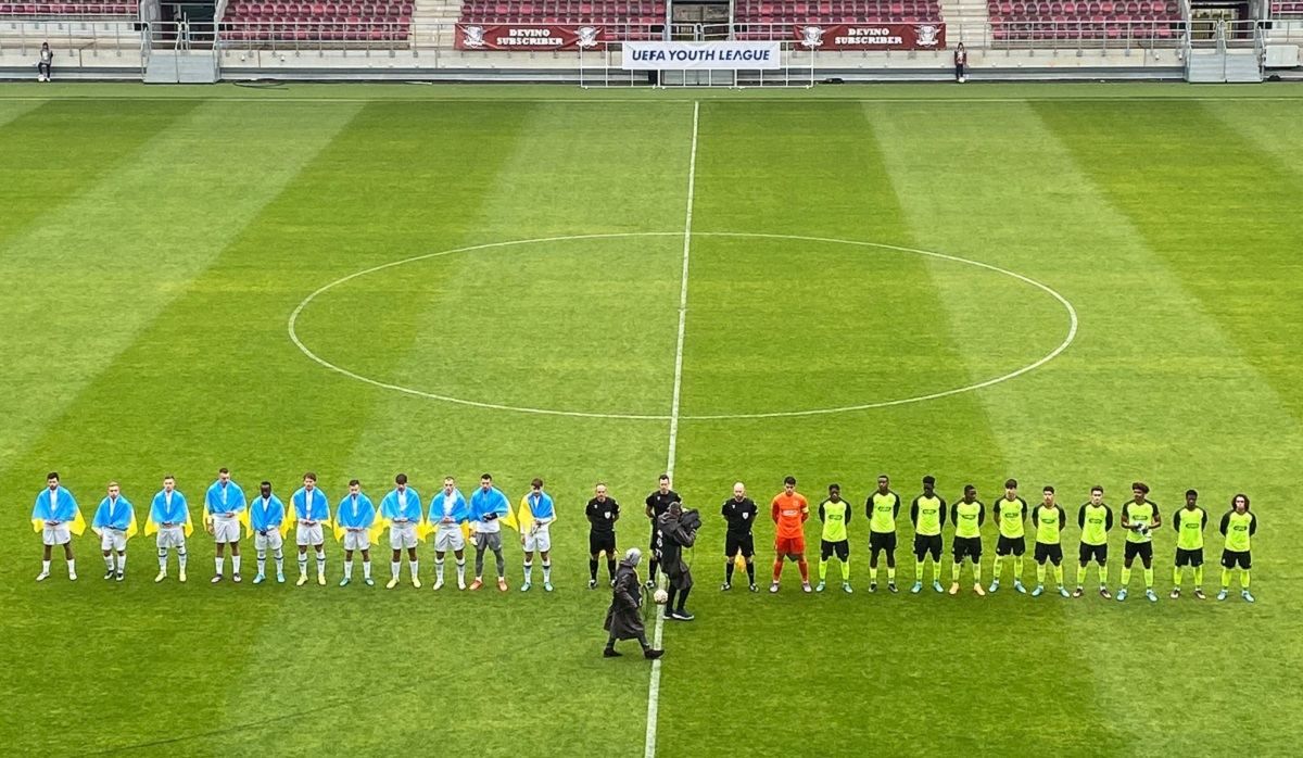 Футболисты Динамо U-19 вышли на матч с флагами Украины: видео красивого жеста - 24 канал Спорт Футболисты Динамо U-19 вышли на матч с флагами Украины: видео красивого жеста - 24 канал Спорт