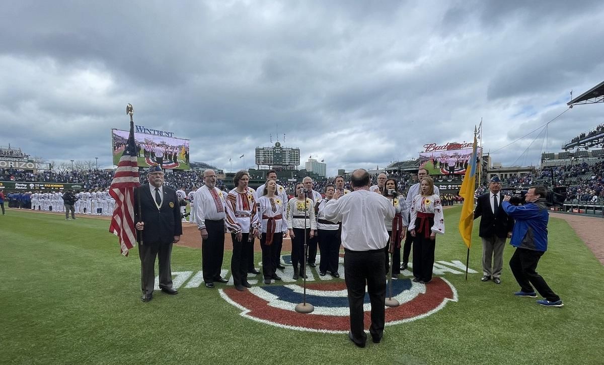 У Чикаго на відкритті бейсбольного сезону заспівали гімн України: яскраве відео - 24 канал Спорт У Чикаго на відкритті бейсбольного сезону заспівали гімн України: яскраве відео - 24 канал Спорт