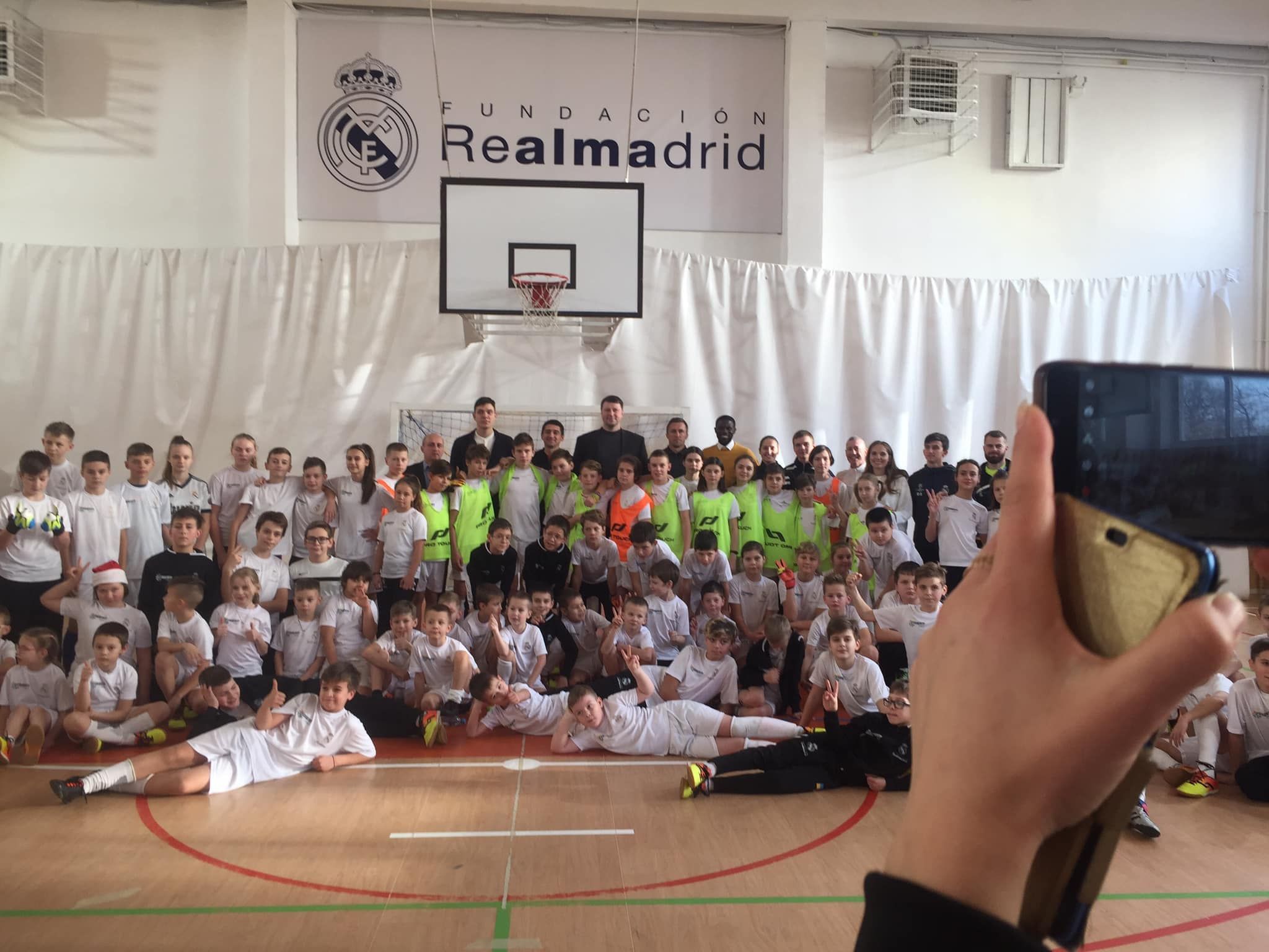 "Освободители" уничтожили футбольную школу Реала в Ирпене: жуткое видео - 24 канал Спорт "Освободители" уничтожили футбольную школу Реала в Ирпене: жуткое видео - 24 канал Спорт