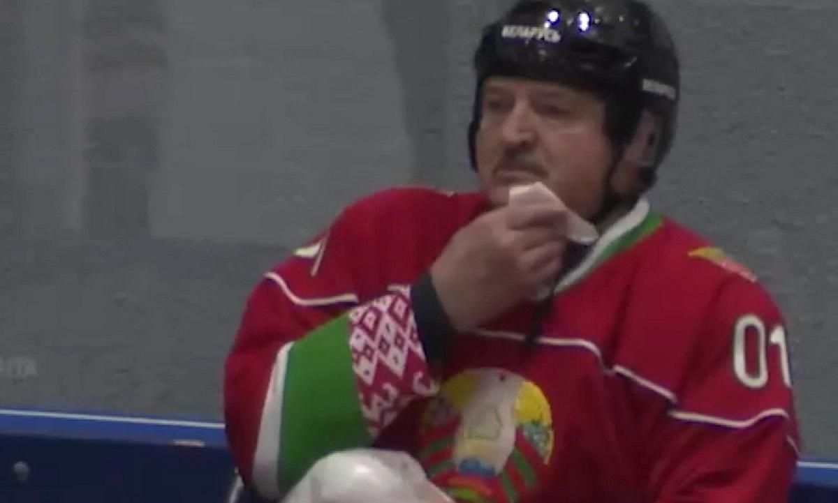 Лукашенка гепнули ключкою по обличчю під час хокейного матчу: відео інциденту - 24 канал Спорт