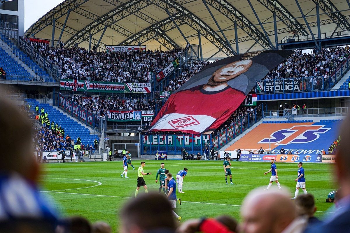 Путін з петлею на шиї: польські фанати вивісили вогняний банер проти очільника Кремля - 24 канал Спорт Путін з петлею на шиї: польські фанати вивісили вогняний банер проти очільника Кремля - 24 канал Спорт