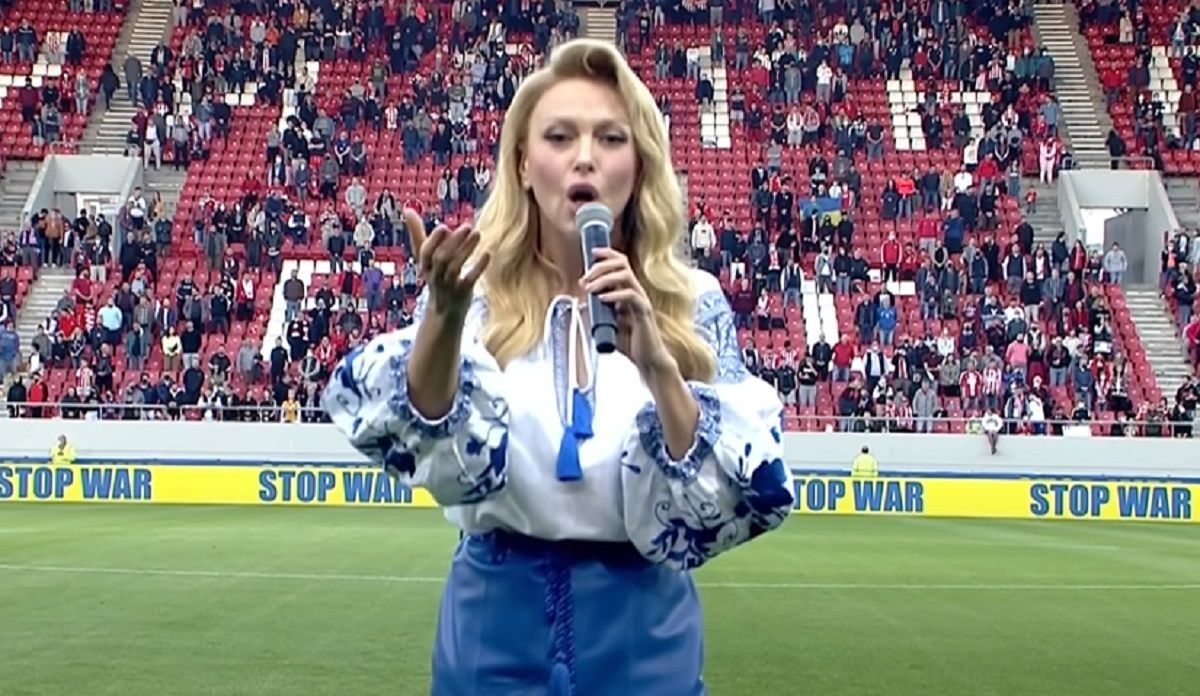 Полякова  виконала гімн України перед благодійним матчем Шахтар: зворушливе відео - 10 апреля 2022 - 24 канал Спорт