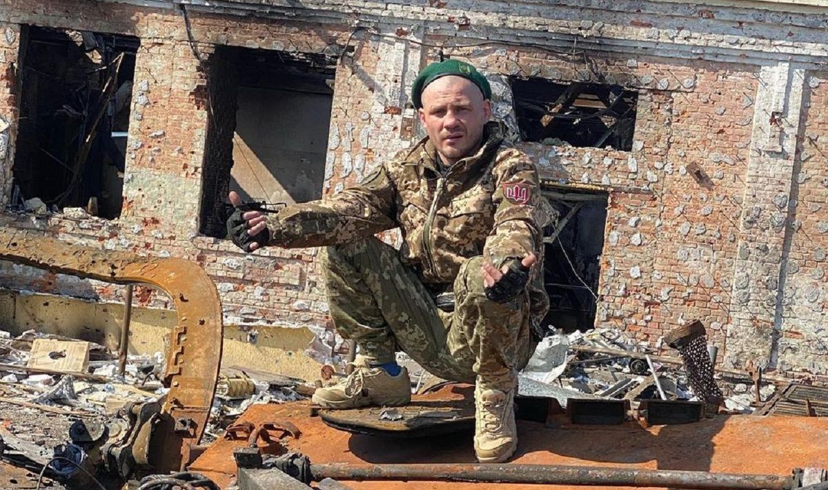 Розбирає завали та допомагає місцевим: Берінчик показав кадри зі звільненого Тростянця - 24 канал Спорт Розбирає завали та допомагає місцевим: Берінчик показав кадри зі звільненого Тростянця - 24 канал Спорт