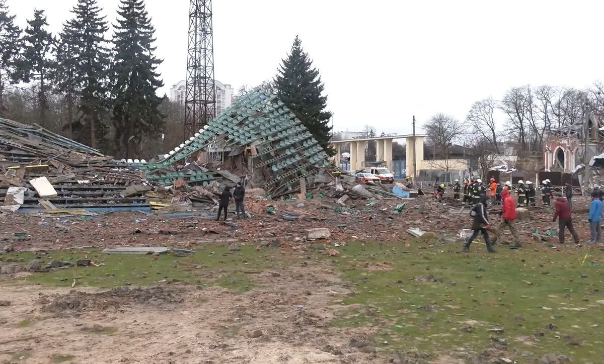 У Чернігові почали розбирати завали стадіону Десни - 24 канал Спорт У Чернігові почали розбирати завали стадіону Десни - 24 канал Спорт