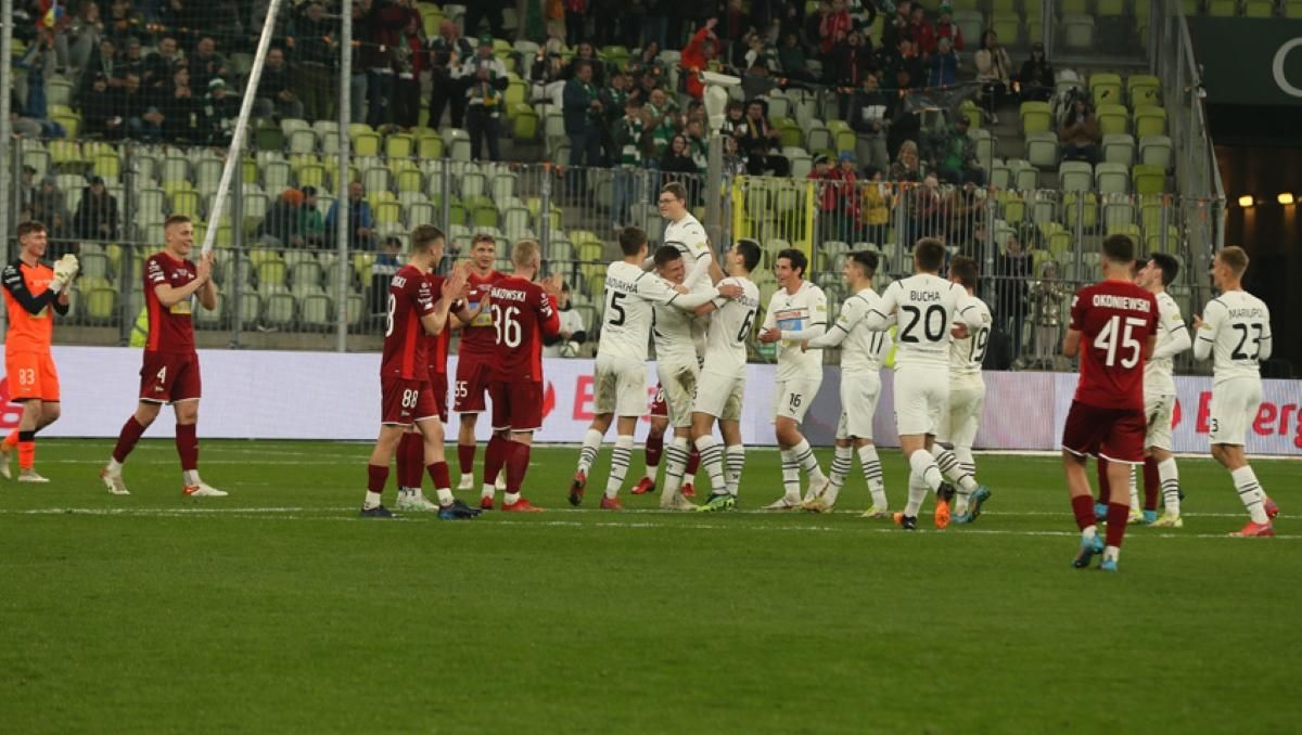 12-ний парень, выбравшийся из Мариуполя, забил победный гол за Шахтер в благотворительной игре - 24 канал Спорт 12-ний парень, выбравшийся из Мариуполя, забил победный гол за Шахтер в благотворительной игре - 24 канал Спорт