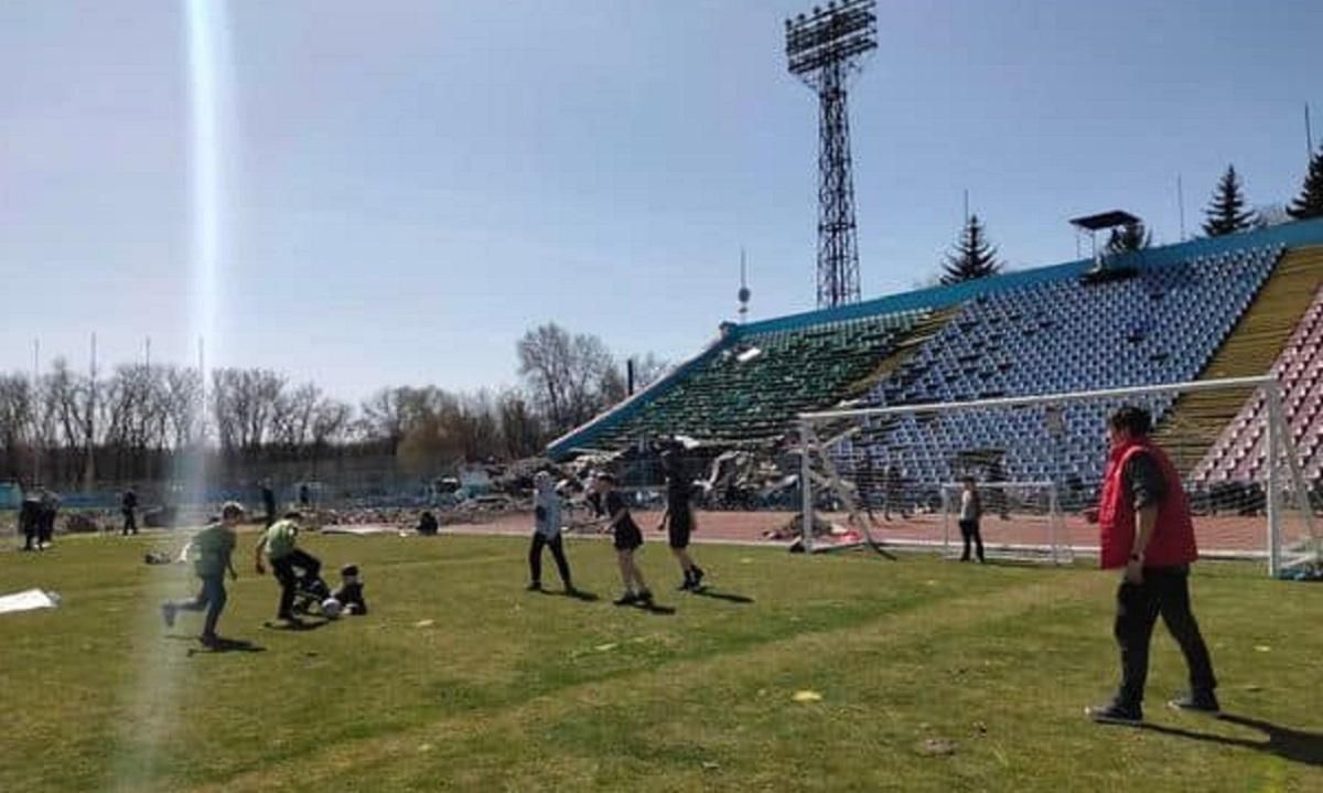 На знищеному окупантами стадіоні Десни знову зіграли у футбол: душевні фото - 24 канал Спорт