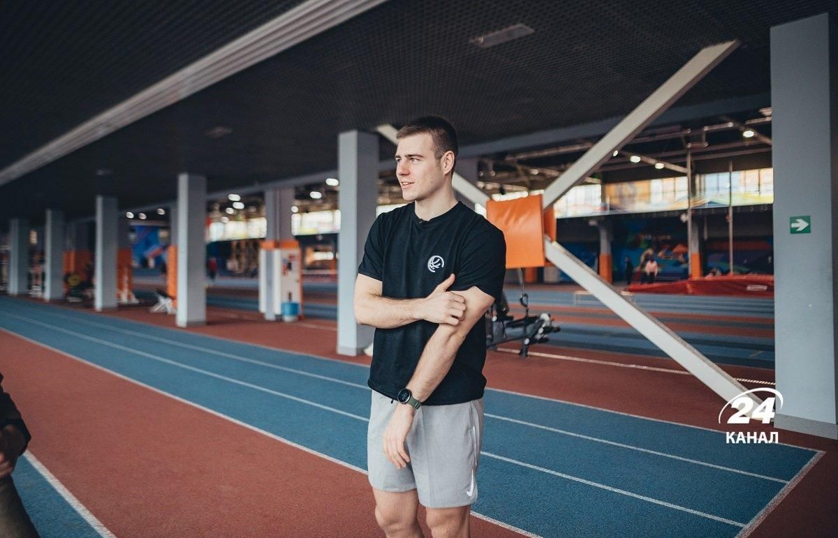 Волонтерство замість тренувань: як Гераскевич допомагає місцевим у Києві - 24 канал Спорт Волонтерство замість тренувань: як Гераскевич допомагає місцевим у Києві - 24 канал Спорт