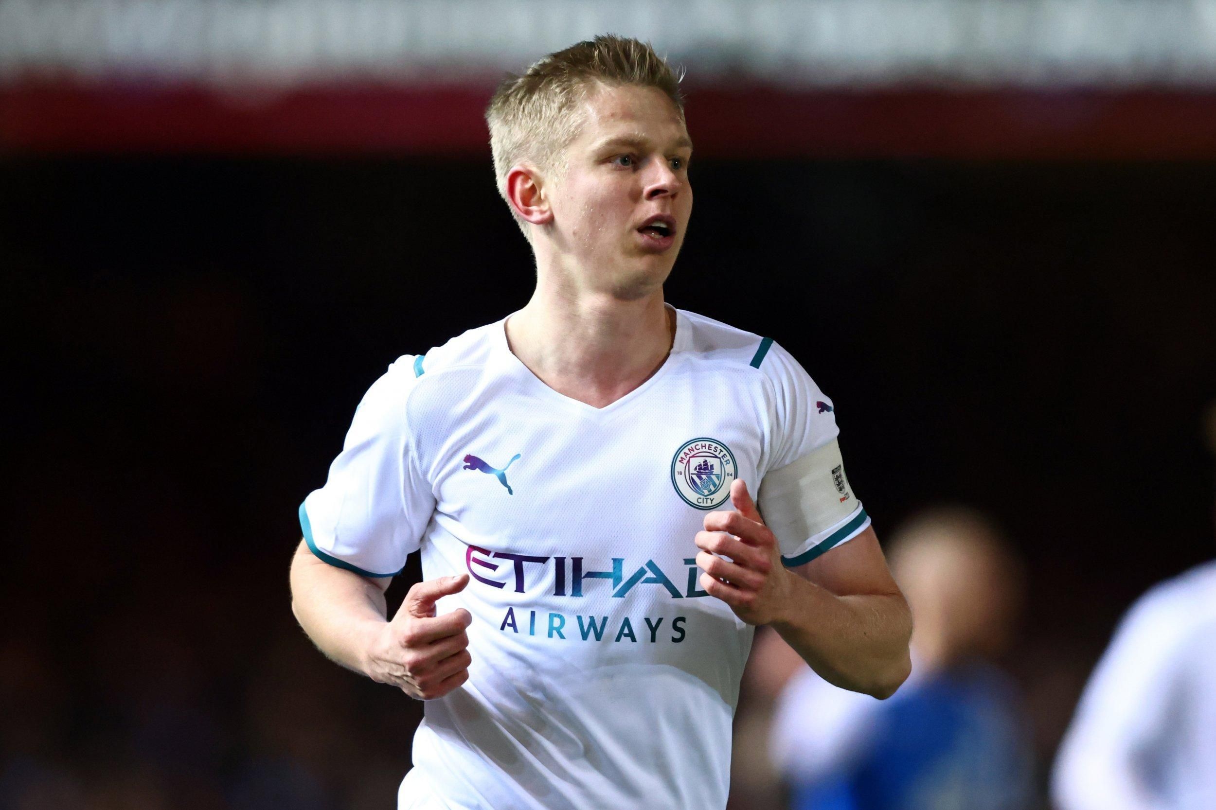 Зинченко подарил футболку юному фанату, который весь матч стоял с флагом Украины: щемящие фото - 24 канал Спорт Зинченко подарил футболку юному фанату, который весь матч стоял с флагом Украины: щемящие фото - 24 канал Спорт