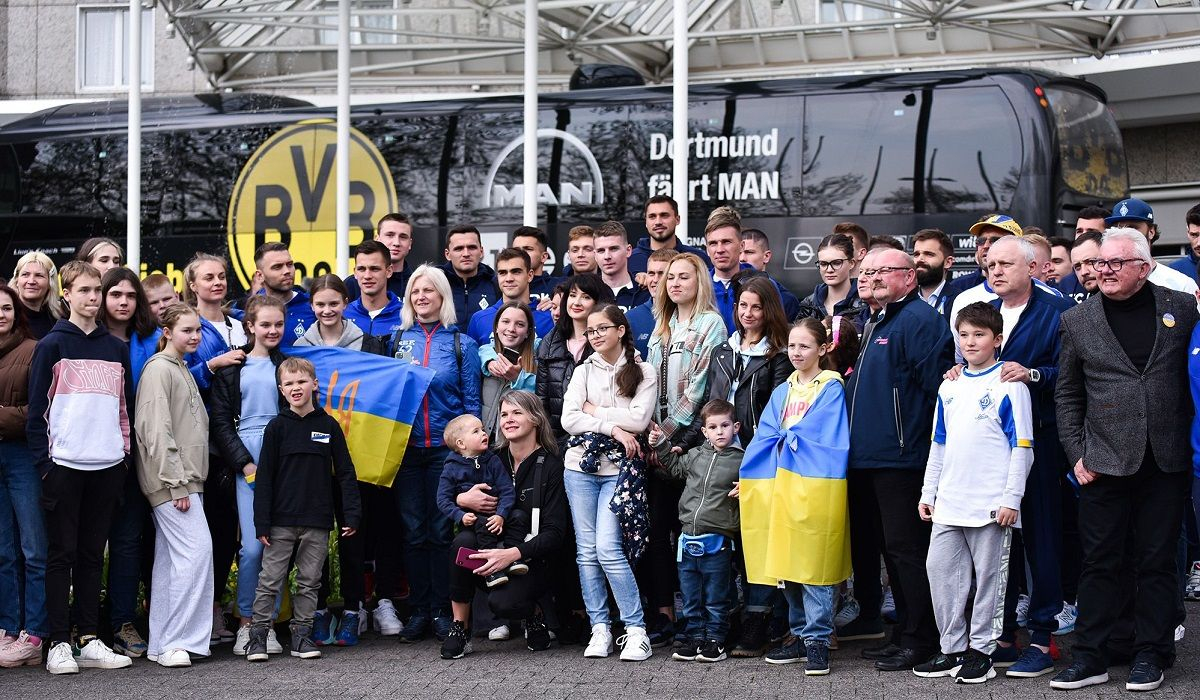 Гравці Динамо зустрілися з українськими біженцями перед поєдинком з Боруссією: яскраві фото - 24 канал Спорт