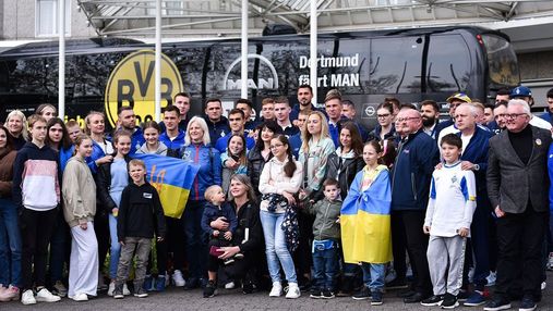 Гравці Динамо зустрілися з українськими біженцями перед поєдинком з Боруссією: яскраві фото