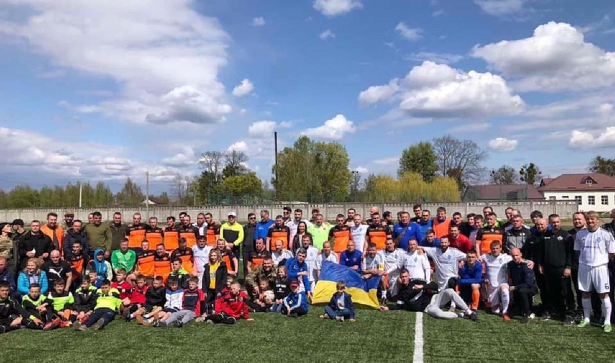 В разрушенной Бородянке впервые после оккупации состоялся матч с участием ветеранов Динамо - 24 канал Спорт В разрушенной Бородянке впервые после оккупации состоялся матч с участием ветеранов Динамо - 24 канал Спорт