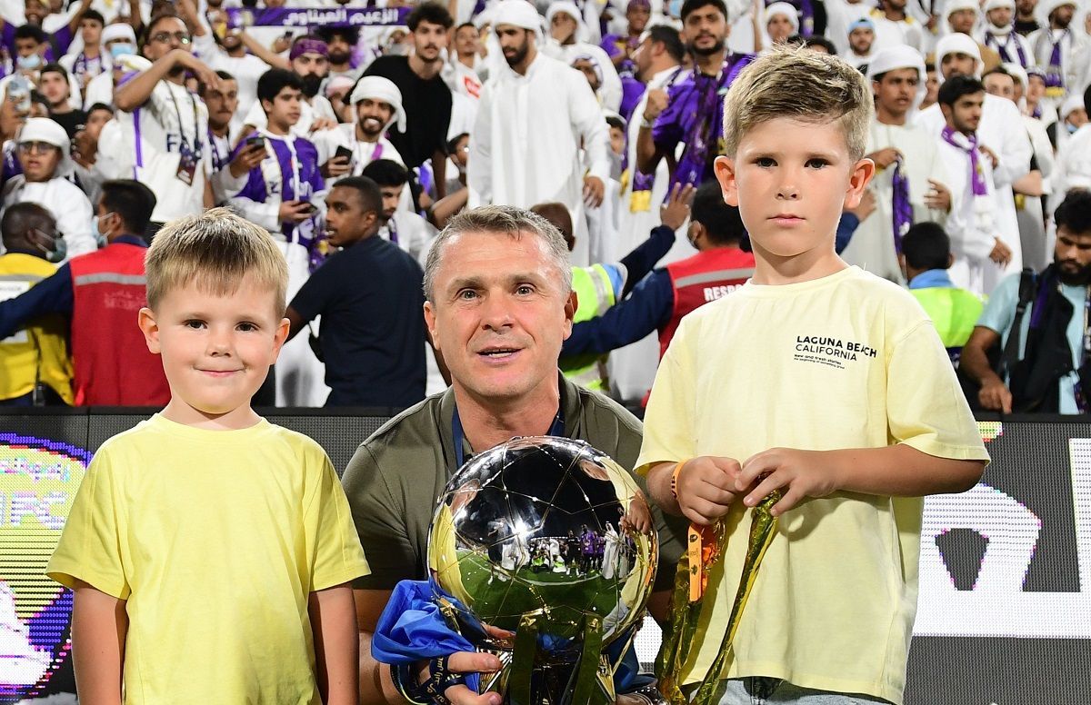 Перший трофей в ОАЕ  Ребров відсвяткував перемогу Аль-Айну з синами та українським прапором - 24 канал Спорт