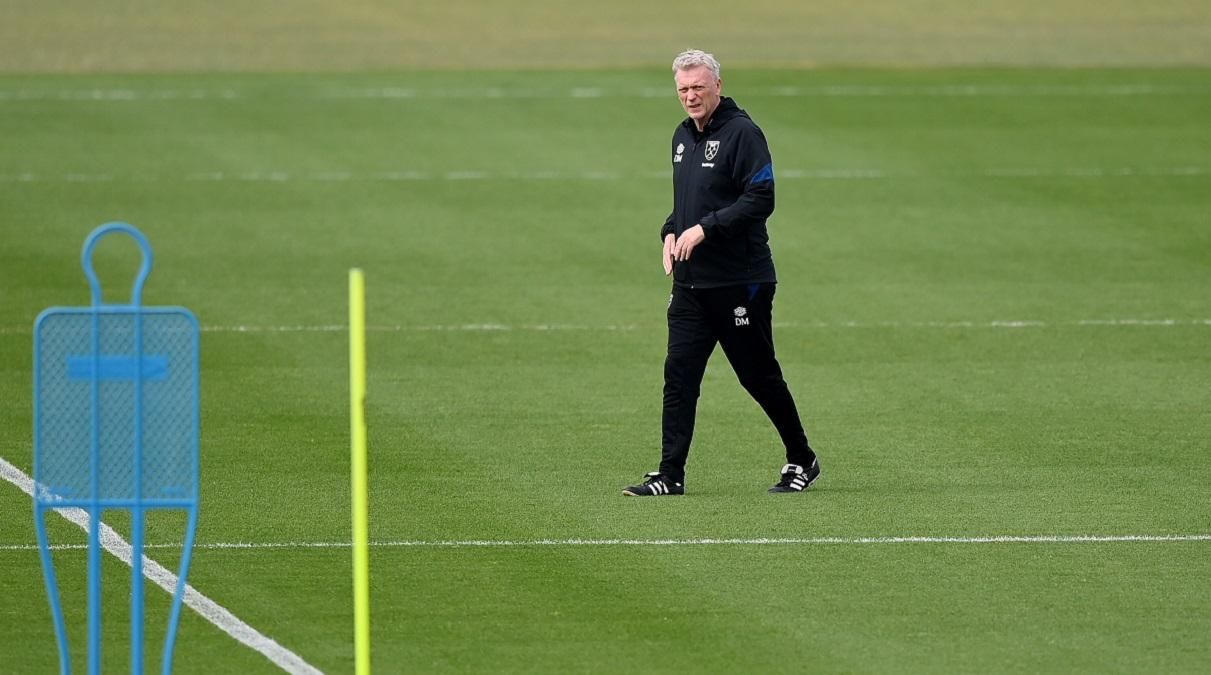 Разъяренный тренер Вест Хэма зарядил мячом в голову девушки-болбоя видео дикого поведения - 24 канал Спорт Разъяренный тренер Вест Хэма зарядил мячом в голову девушки-болбоя видео дикого поведения - 24 канал Спорт