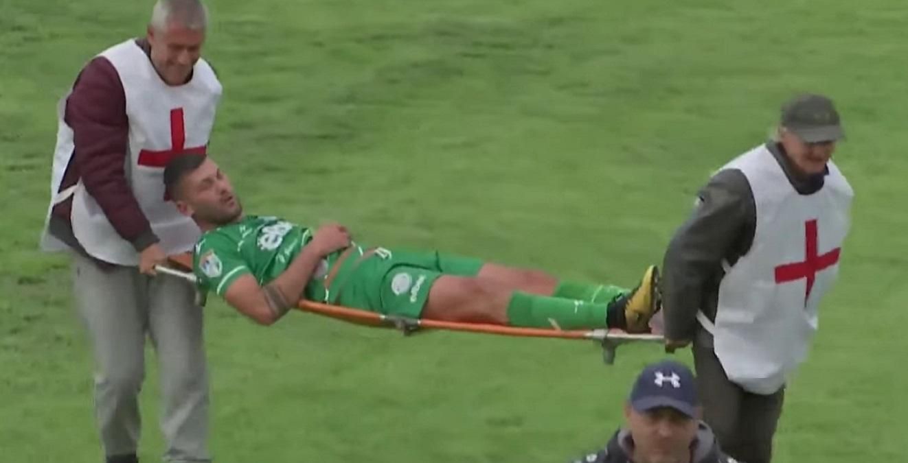 Футболист специально упал с ноши, чтобы потянуть время для команды  забавное видео - 24 канал Спорт