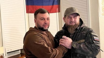 Милитаризация, переселение заключенных и чеченский террор: что Путин хочет сделать с Донбассом