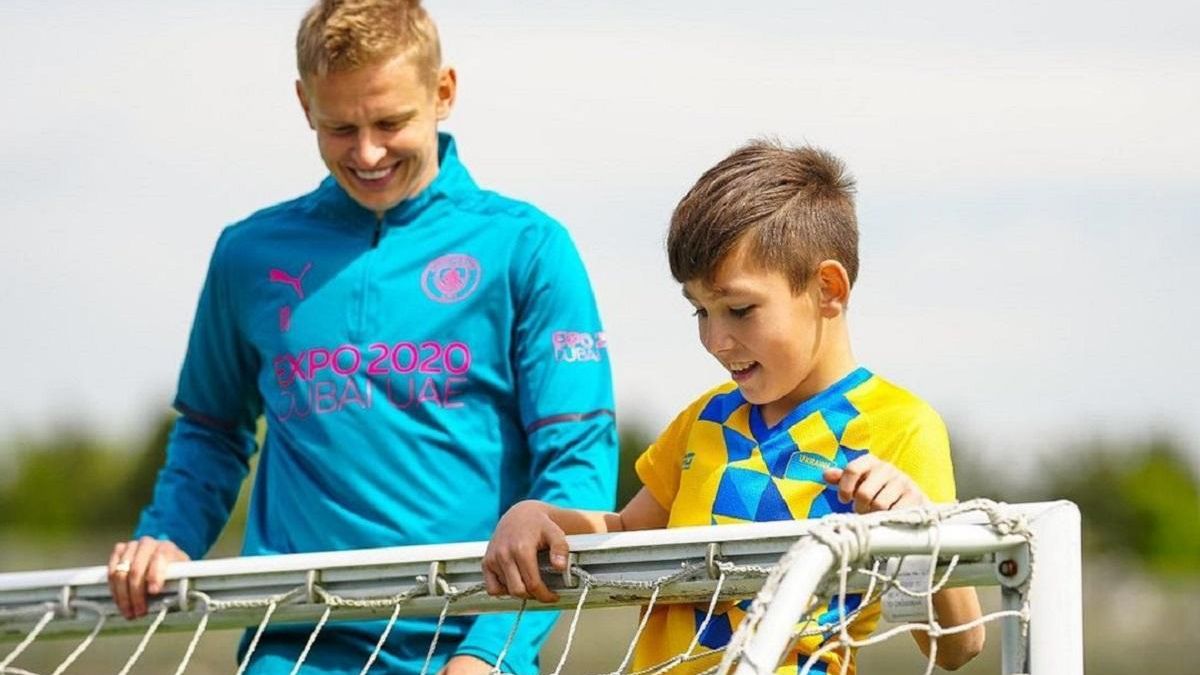 Зінченко зіграв у футбол із 10-річним біженцем із України на базі МанСіті  зворушливі фото - 24 канал Спорт
