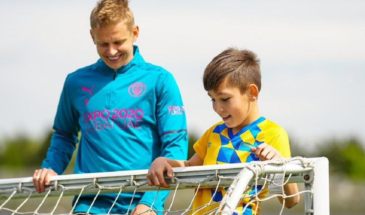 Зинченко сыграл в футбол с 10-летним беженцем из Украины на базе МанСити  трогательные фото - 24 канал Спорт