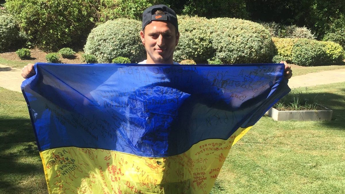 Зозуля виставив на аукціон "убекс" із підписами бійців "Азова" - 24 канал Спорт Зозуля виставив на аукціон "убекс" із підписами бійців "Азова" - 24 канал Спорт