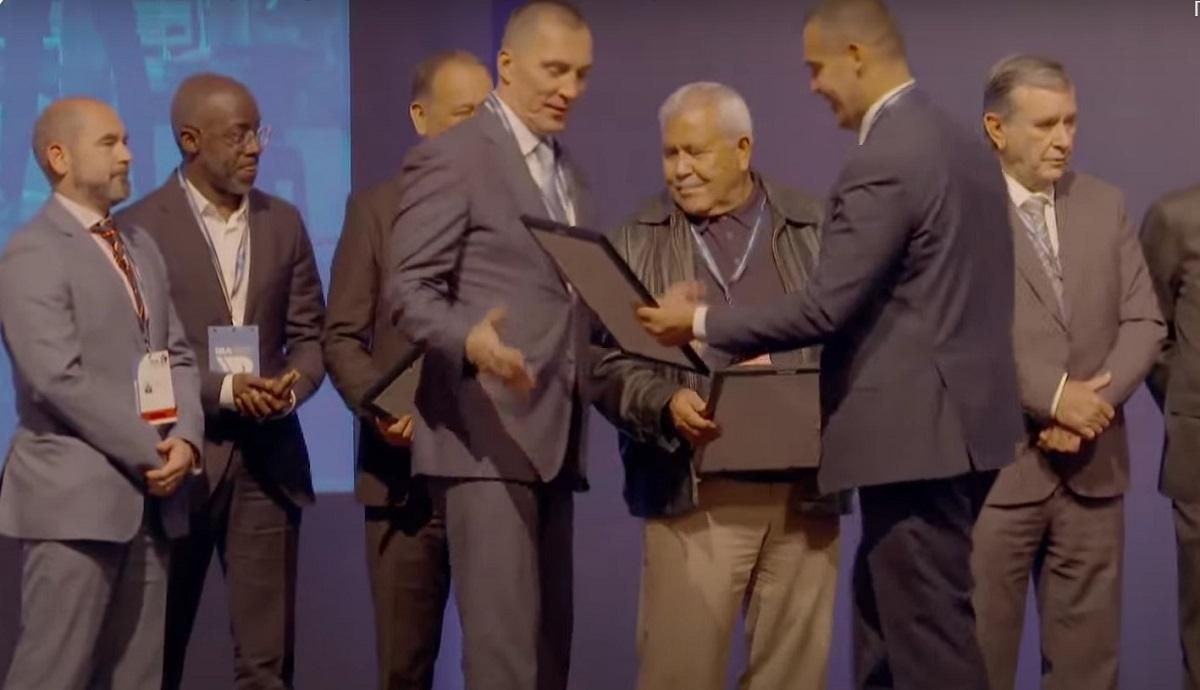 Президент Федерації боксу України обійнявся з росіянином на конгресі  скандальне відео - 24 канал Спорт