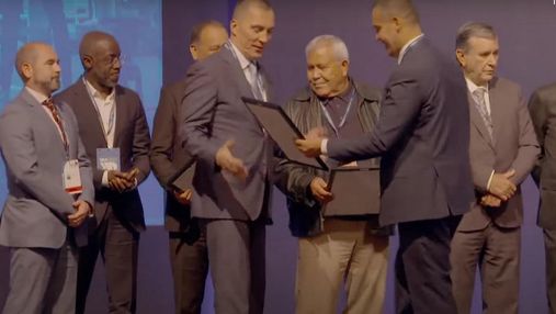 Президент Федерации бокса Украины тепло обнялся с россиянином на конгрессе: скандальное видео