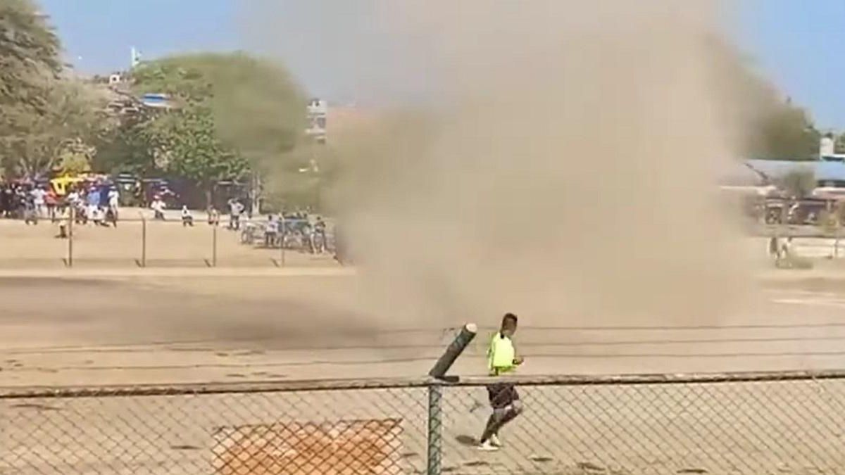 Пыловая буря сорвала футбольный матч в Кубке Перу  редкое видео - 24 канал Спорт