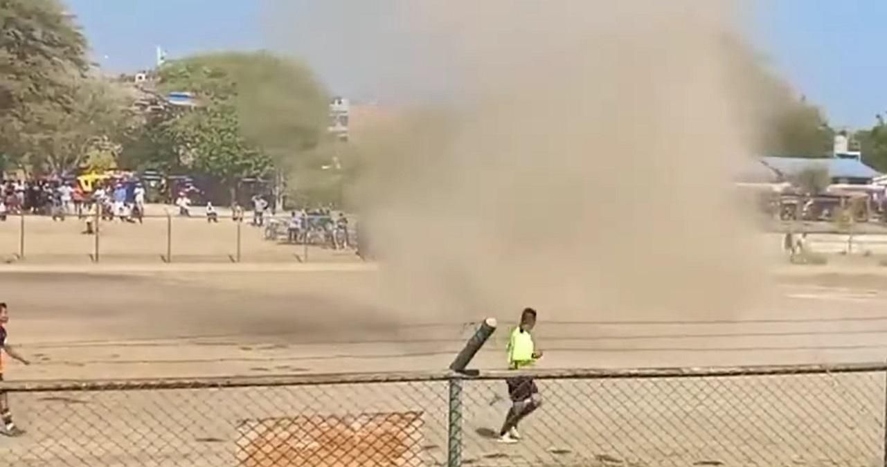 Пыловая буря сорвала футбольный матч в Кубке Перу редкое видео - 24 канал Спорт Пыловая буря сорвала футбольный матч в Кубке Перу редкое видео - 24 канал Спорт