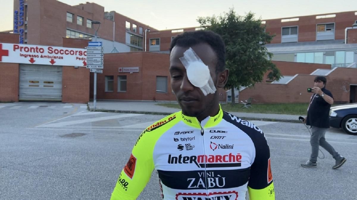 Велогонщик отримав безглузду травму, влучивши в око пробкою від шампанського  курйозне відео - 24 канал Спорт