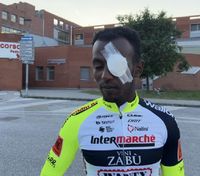 Велогонщик получил нелепую травму, попав в глаз пробкой от шампанского: курьезное видео