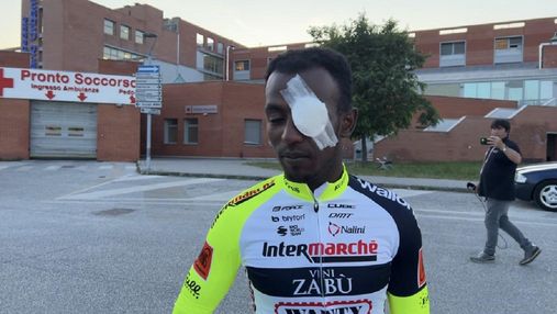Велогонщик получил нелепую травму, попав в глаз пробкой от шампанского: курьезное видео