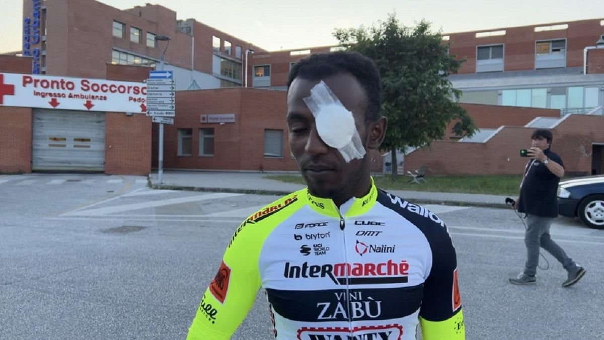 Велогонщик получил нелепую травму, попав в глаз пробкой от шампанского  курьезное видео - 24 канал Спорт