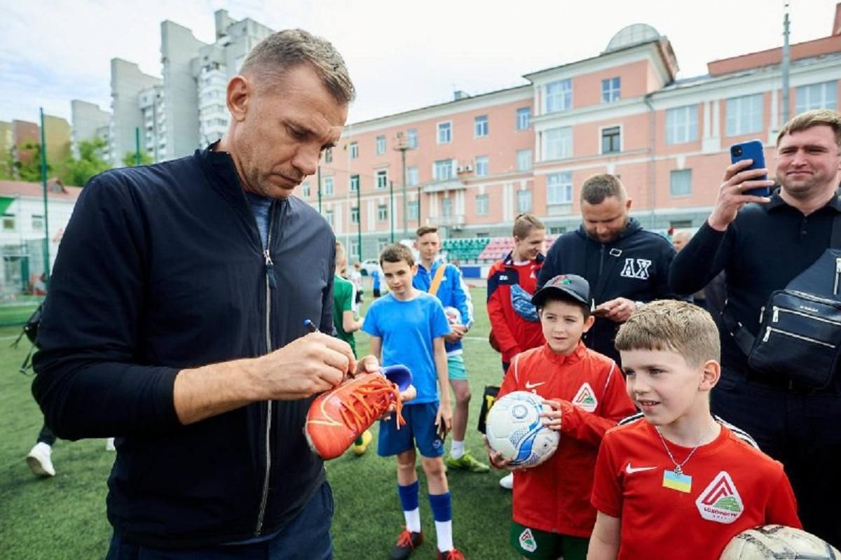 Шевченко зустрівся з вихованцями київського Локомотиву яскраві фото - 24 канал Спорт Шевченко зустрівся з вихованцями київського Локомотиву яскраві фото - 24 канал Спорт