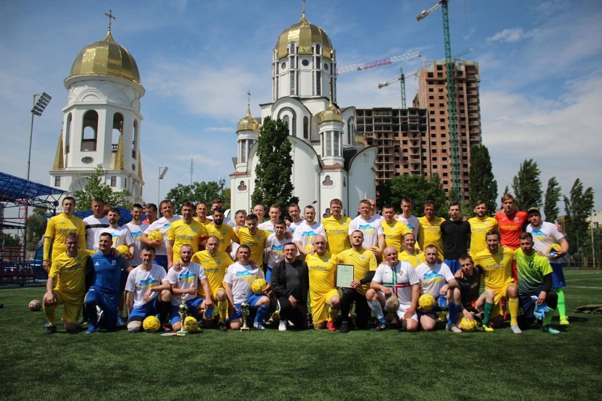 Экс-игроки сборной Украины сыграли товарищеский матч с бойцами ВСУ - 24 канал Спорт