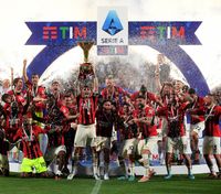 Милан впервые за 11 лет поднял над головой чемпионский кубок Серии А