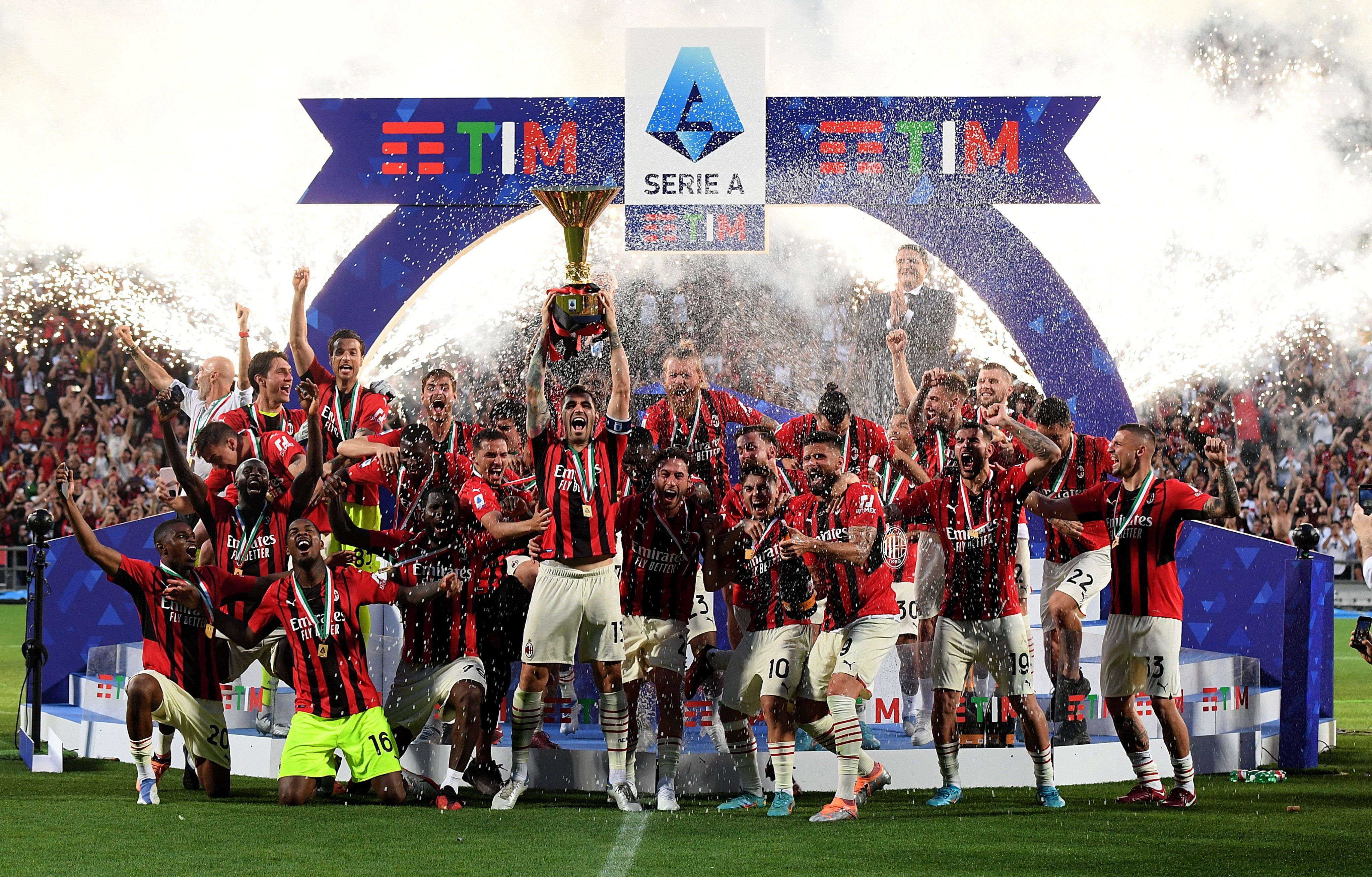 Милан впервые за 11 лет поднял над головой чемпионский кубок Серии А - 24 канал Спорт