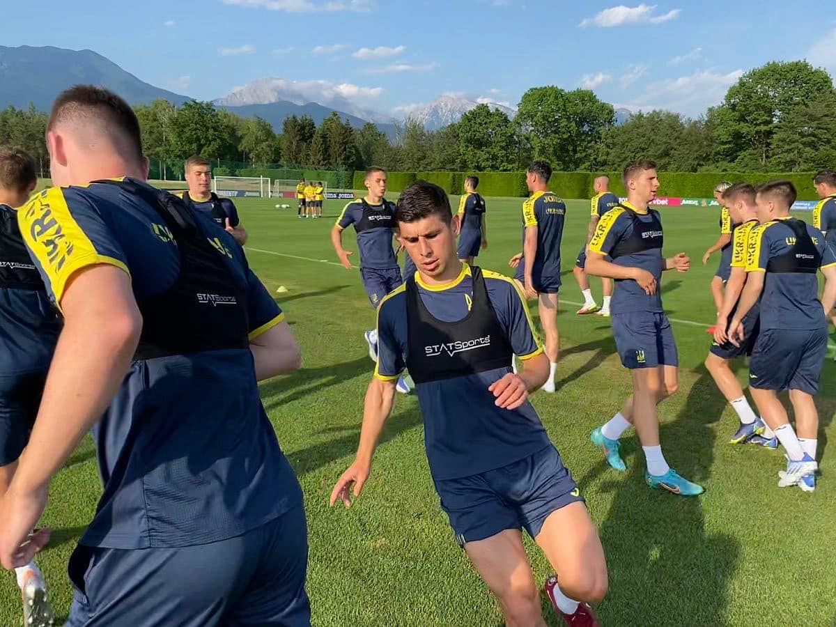 Маліновський вже разом зі збірної України уболівав за Зінченка у чемпіонській грі МанСіті - 24 канал Спорт Маліновський вже разом зі збірної України уболівав за Зінченка у чемпіонській грі МанСіті - 24 канал Спорт