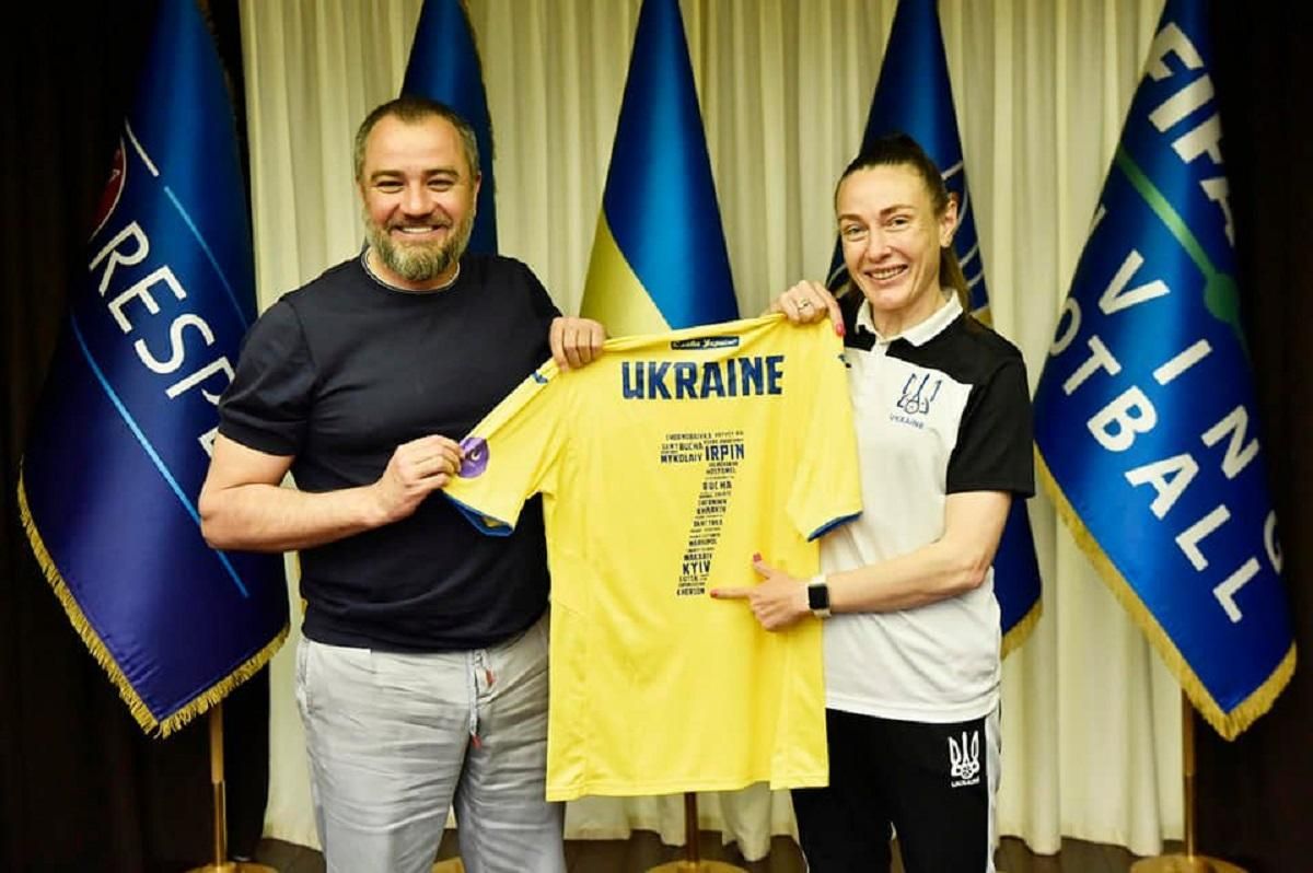 Пережила окупацію, полон за відмову працювати на ворога Павелко зустрівся з арбітринею Петровою - 24 канал Спорт Пережила окупацію, полон за відмову працювати на ворога Павелко зустрівся з арбітринею Петровою - 24 канал Спорт