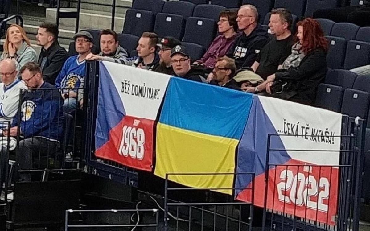 Чеські вболівальники принесли український прапор на ЧС з хокею попри заборону організаторів - 24 канал Спорт