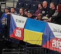 Чешские болельщики принесли украинский флаг на ЧМ по хоккею, несмотря на запрет организаторов