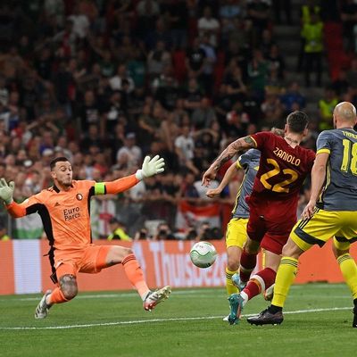 Рома забрала из-под носа у Фейенорда трофей Лиги конференций: видеообзор
